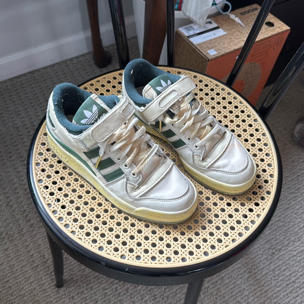 Adidas Forum 84 Low AEC Shoes in Cloud White/Green Oxide
